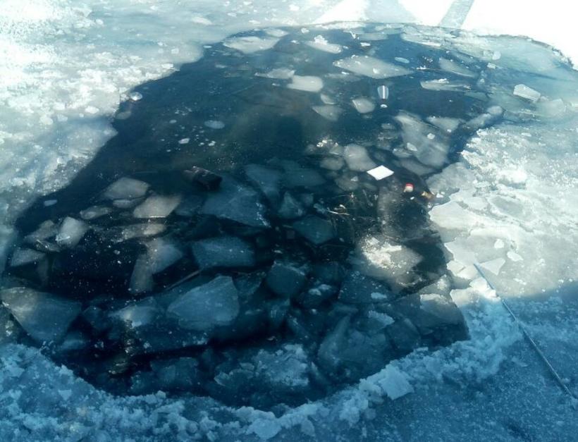 Машина с рыбаками провалилась под лёд